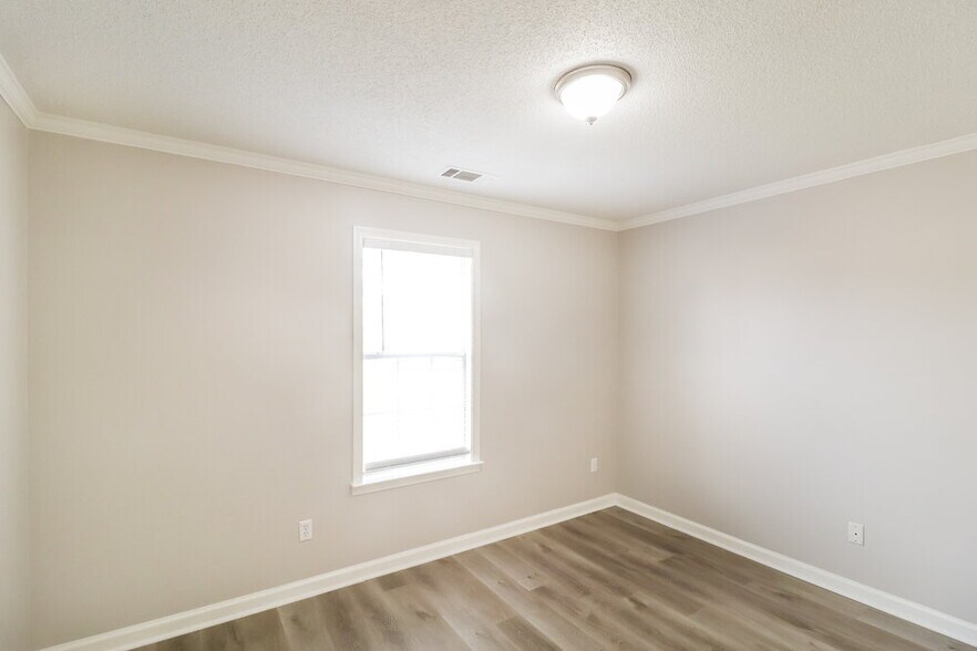 Building Photo - 10029 Woodland Grove Dr
