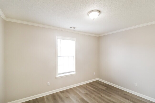 Building Photo - 10029 Woodland Grove Dr