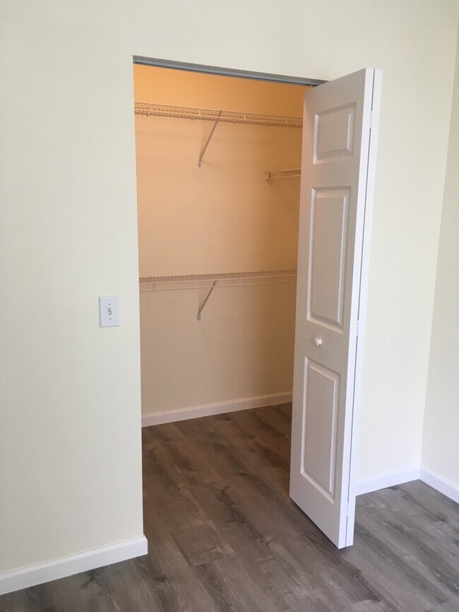 Building Photo - 12879 Madison Pointe Cir