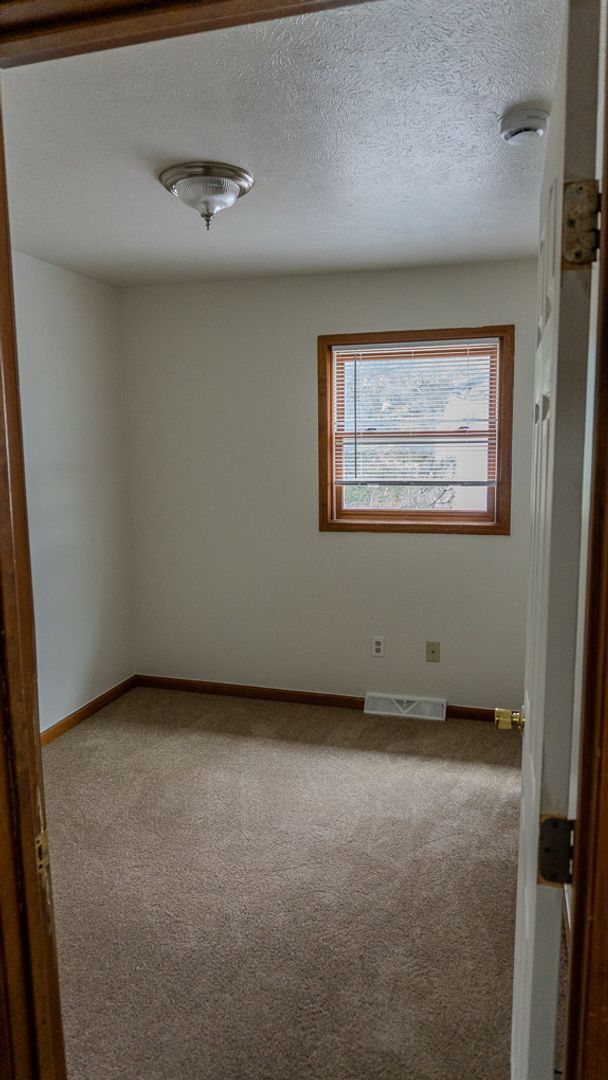 Building Photo - Updated 3-Bedroom Townhouse in Convenient Toledo Location