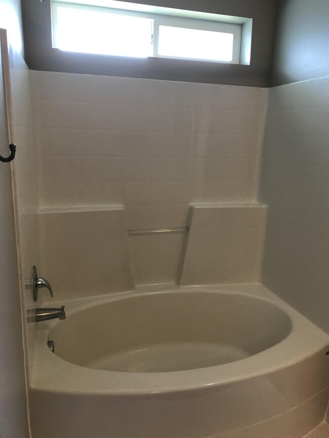 Building Photo - 739 N Pringlewood Pl