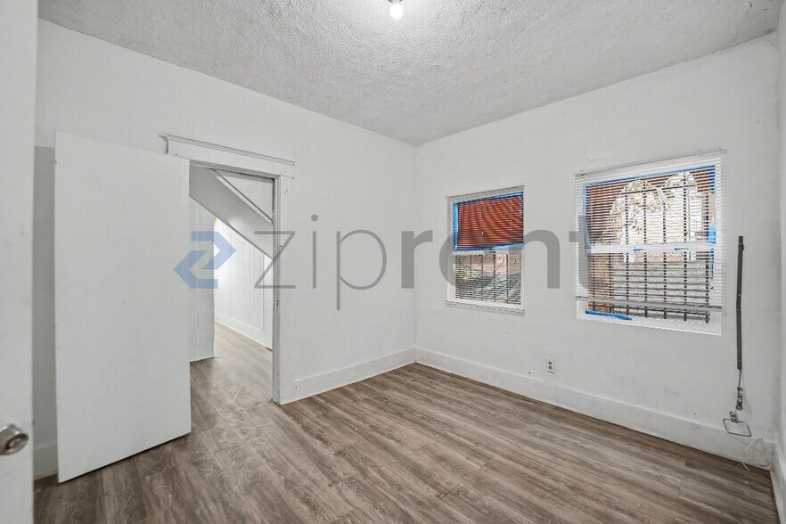 Building Photo - Unit