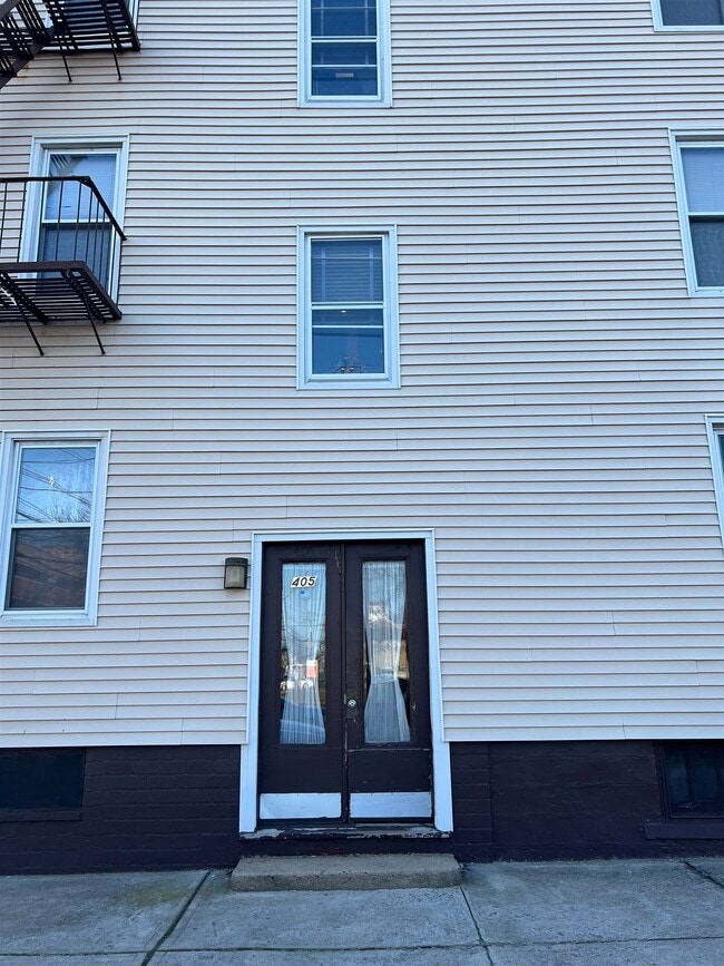 Building Photo - 405 Ave E