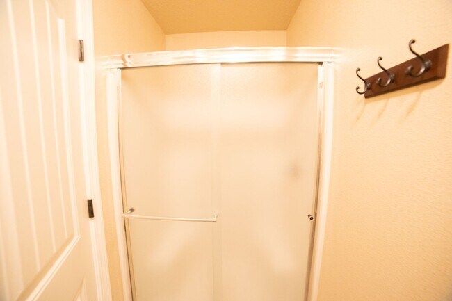 Building Photo - Newer Construction Townhome in Canby