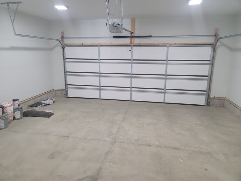 Building Photo - 3611 Sand Dr
