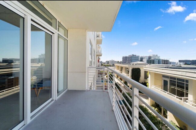 Building Photo - 3250 NE 1st Ave