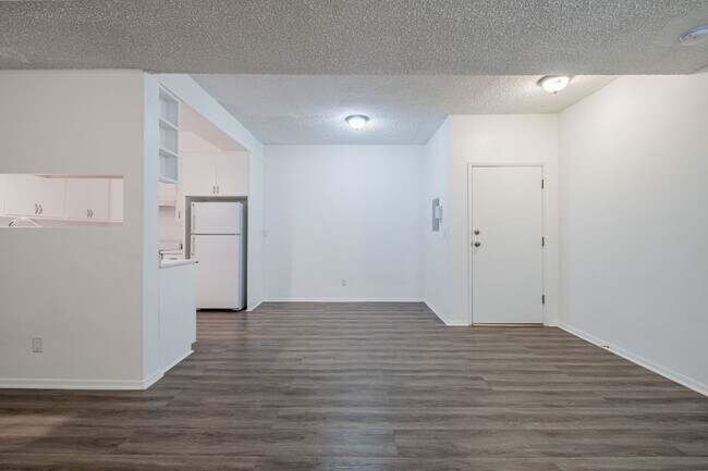 Building Photo - Spacious 1 bed 1 bath apartment in Santa Monica! ** 1 GARAGE PARKING SPACE INCLUDED!**