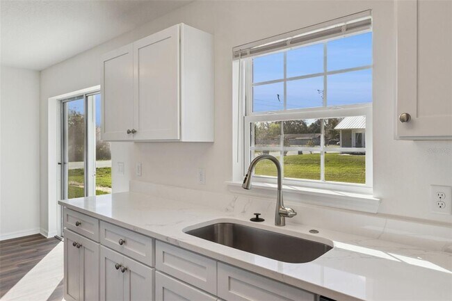 Building Photo - 1073 N Rockingham Ave