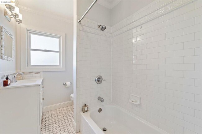 Building Photo - 1412 E 36th St