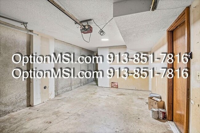 Building Photo - Spacious townhouse