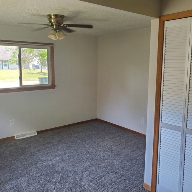 Building Photo - 3 bdrm Bungalow House For Rent!!!