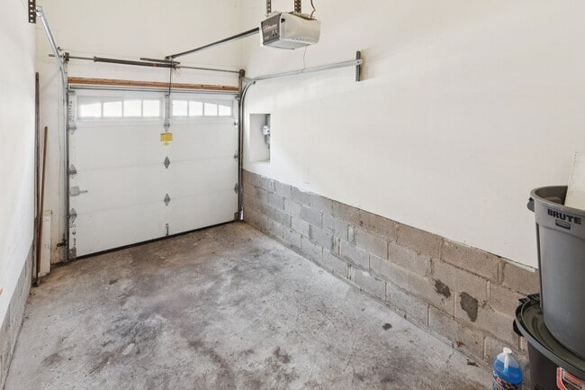 Building Photo - Beautiful 3 bedroom house with Private bac...
