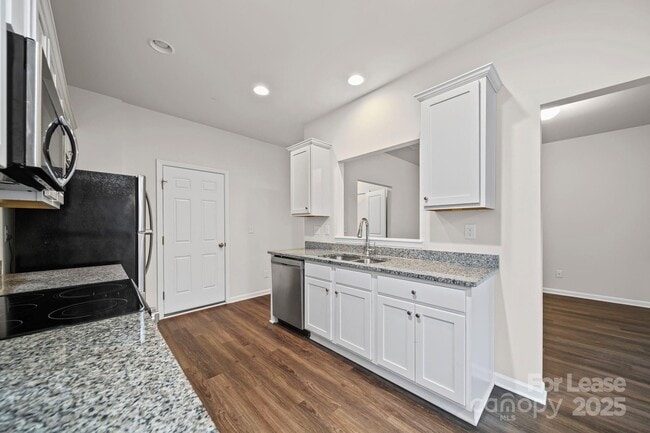 Building Photo - 916 S Battleground Ave