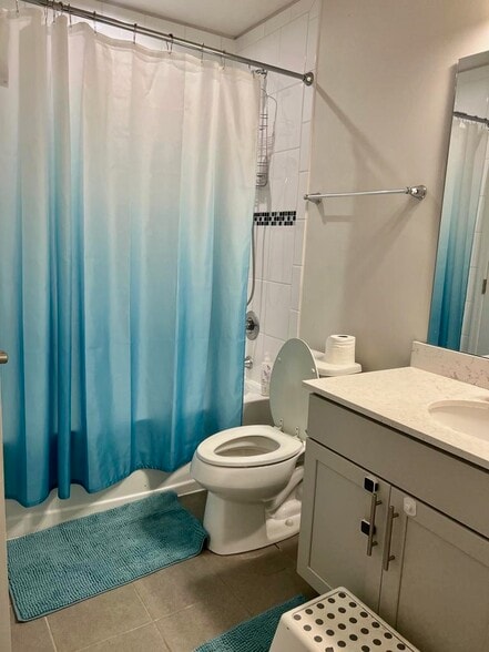 Guest Bathroom (2nd floor) - 4014 Audubon Park Dr