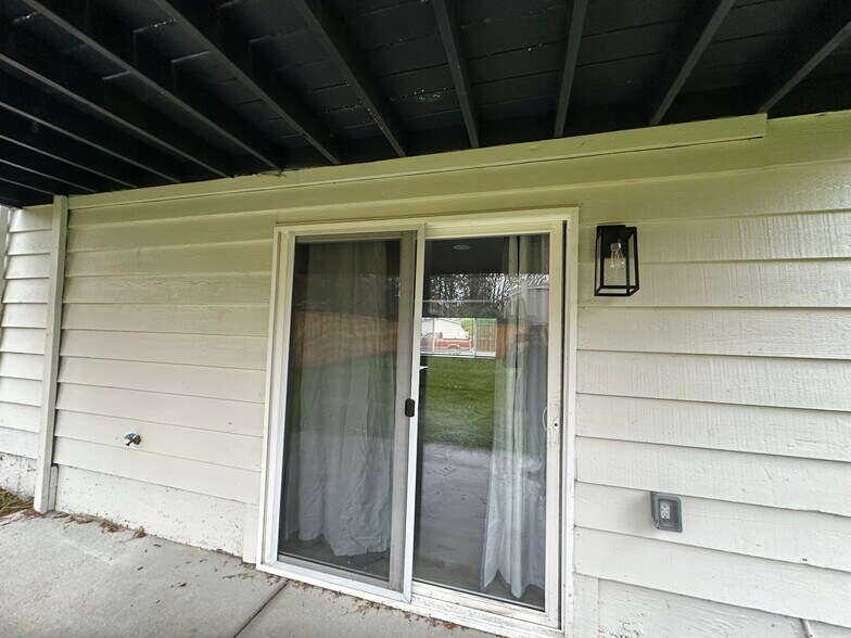 Building Photo - 20914 3rd Ave W