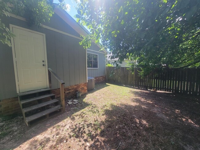 Building Photo - 3914 Almon Dr