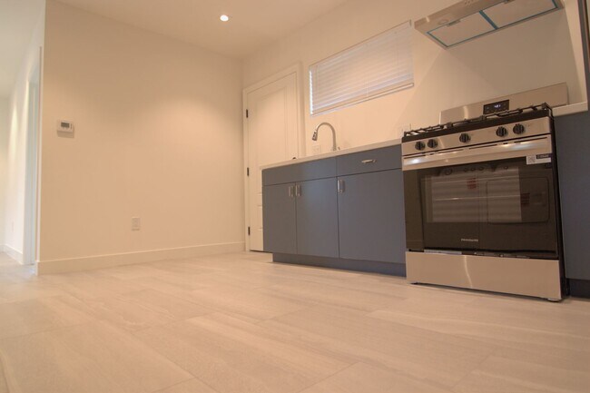 Building Photo - 216 Harding Ave
