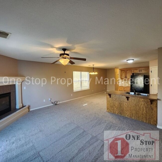 Building Photo - Generously Sized 3 bedroom, 2.5 bathroom i...
