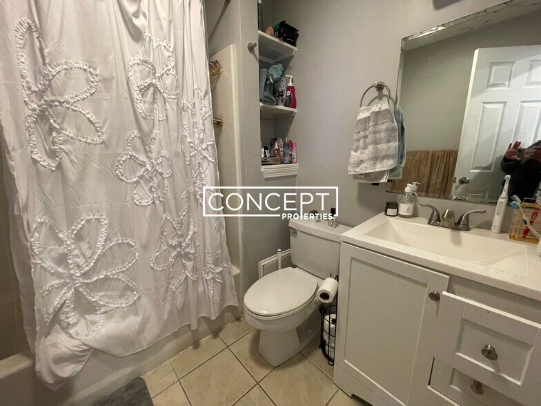 Building Photo - 1 Centre St Ter