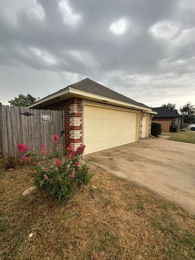 Building Photo - 2504 Thomas Dr