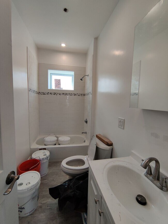 Building Photo - Brand New Unit, Central Heat, AC, In-Unit ...