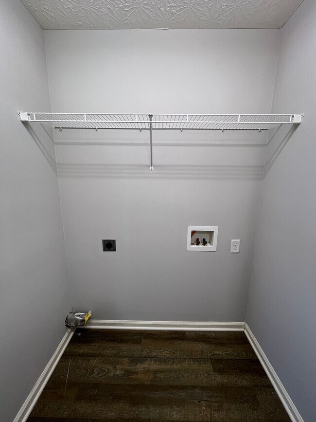 Building Photo - HALF OFF ONE MONTH AT UPPER STONE!