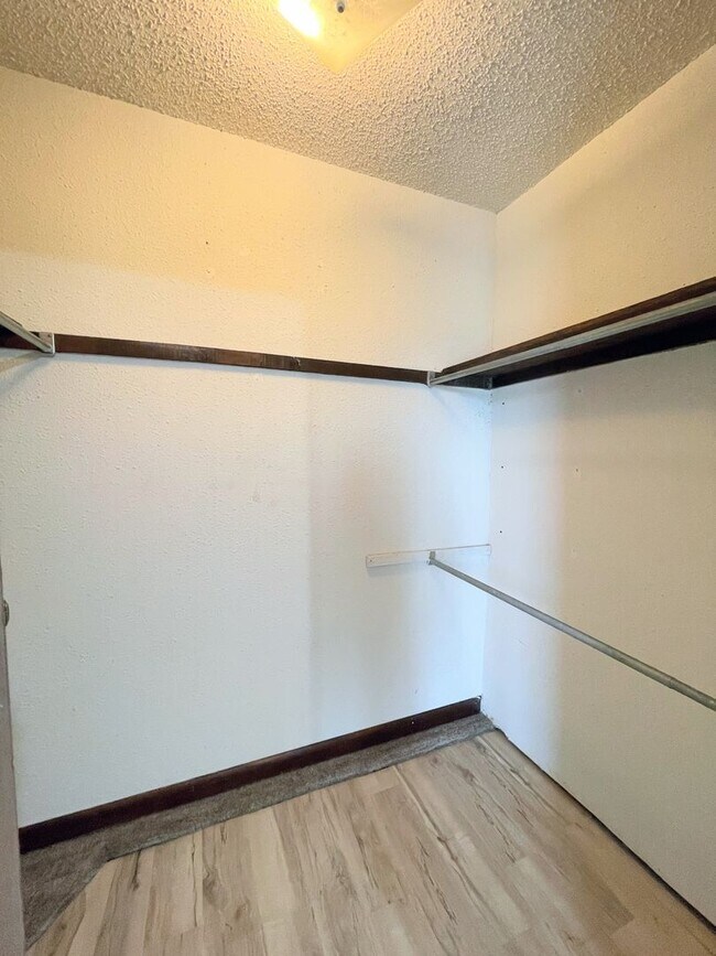 Building Photo - 3 Bed, 2 Bath in South Hutchinson