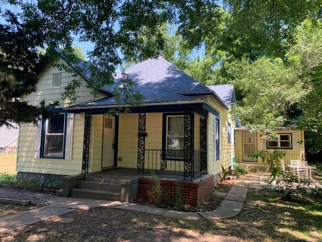 Building Photo - Close to Drury University and OTC!