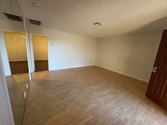 Building Photo - Well Maintained Condo in La Cresenta