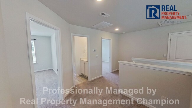Building Photo - Beautiful and Spacious End Unit Townhouse