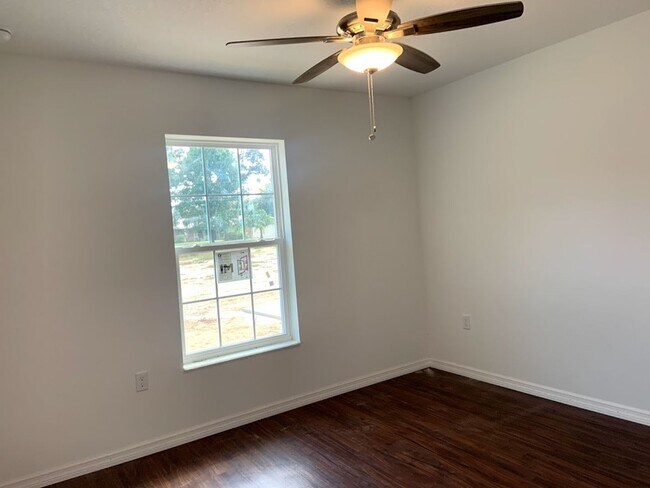 Building Photo - 3 bedroom, 2 bath, 2 car garage home on a ...
