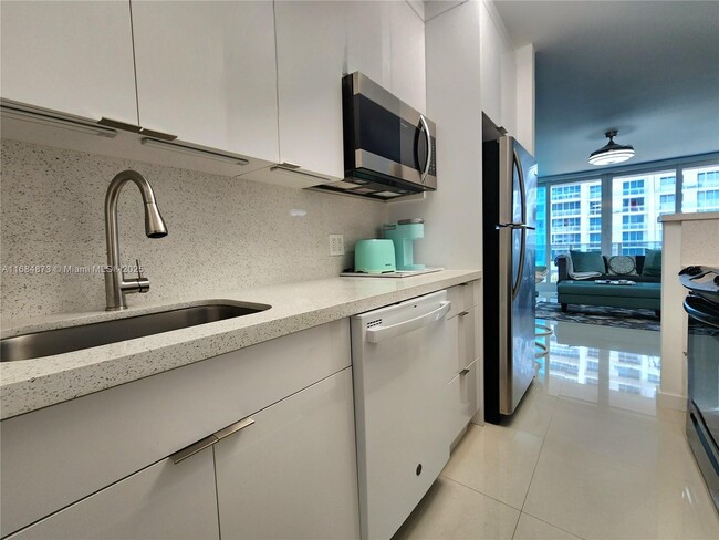 Building Photo - 3505 S Ocean Dr