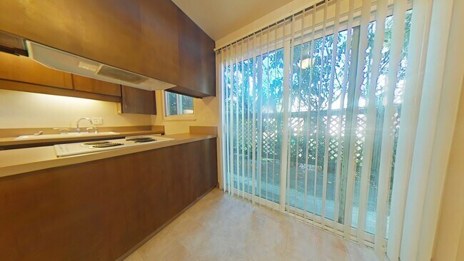 Building Photo - 2 Bedroom Duplex ~ Close to 9th Street ~ S...
