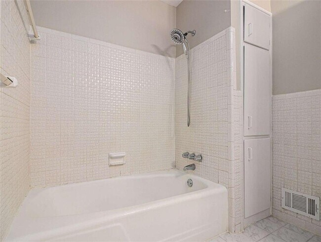 Building Photo - 3590 Cloudland Dr