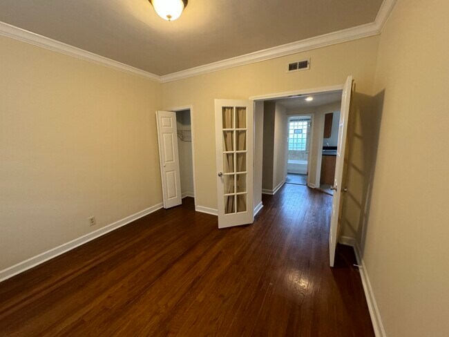 Building Photo - 2440 N Hamlin Ave