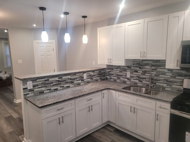 Building Photo - 305 Greenway Ave