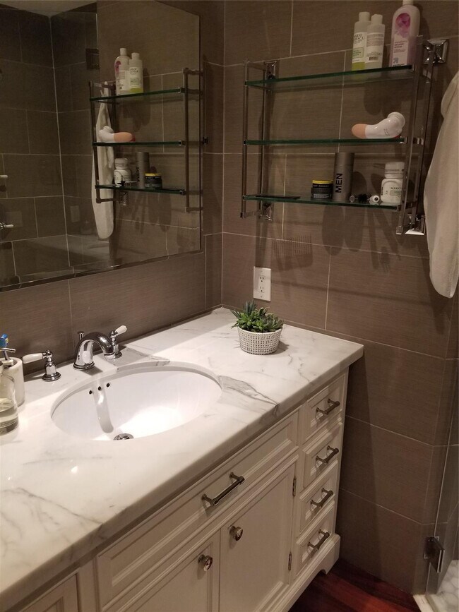 Building Photo - 2369 Overbrook St