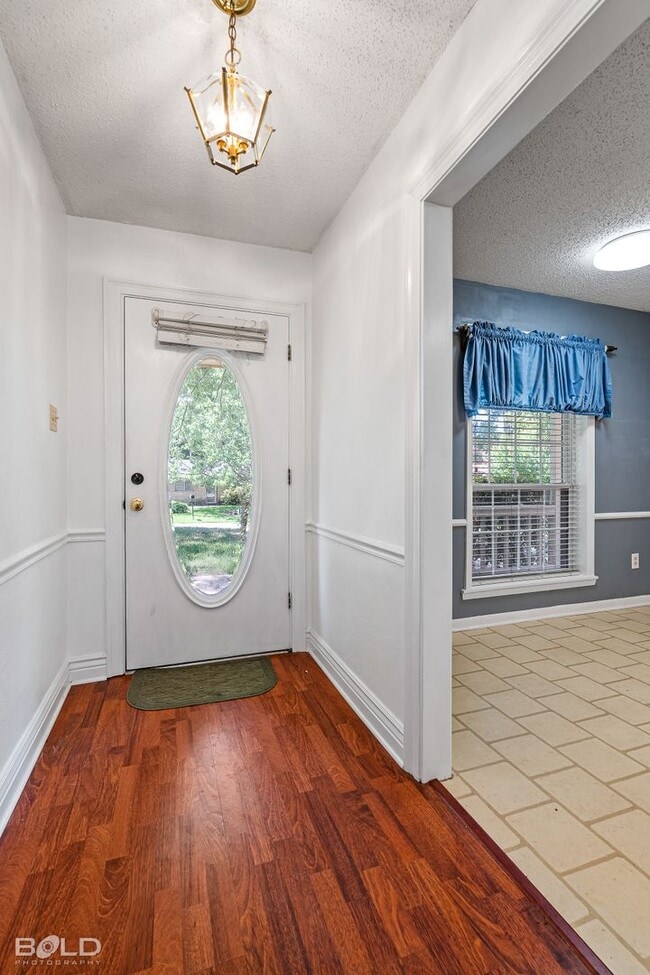 Building Photo - 3 BEDROOM IN SOUTHERN HILLS