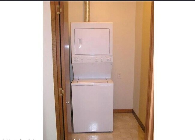 Building Photo - First Floor 2 Bedroom 2 Bath Condo - Quinn Ct