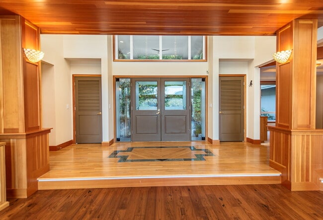 Building Photo - Beautiful Custom Home Overlooking Sequim Bay