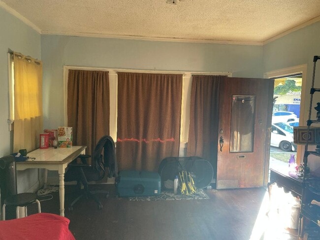 Primary Photo - 225 W 5th St