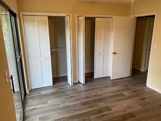 Building Photo - Perfect 1 Bedroom 1.5 Bathroom Townhome! Newer Flooring, Paint, and Appliances!