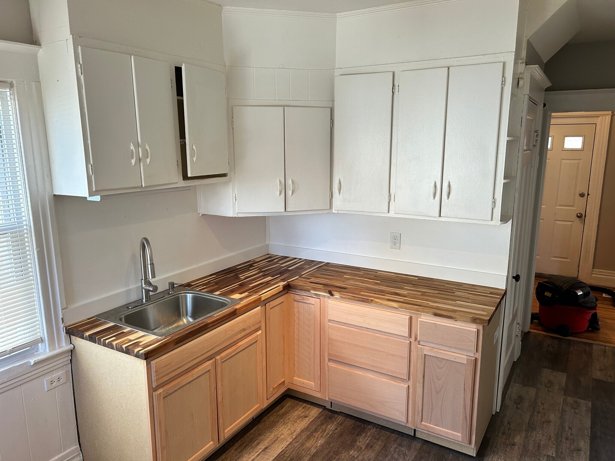 Building Photo - 16 Goebel Place