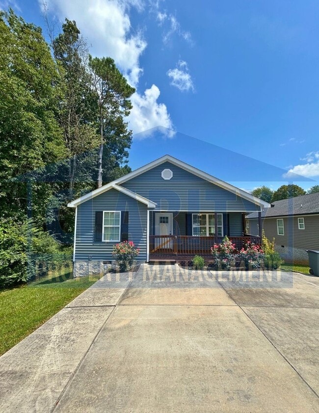 Building Photo - Charming 3 Bedroom, 2 Bath Home with Spaci...