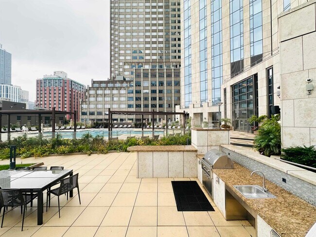 Building Photo - 99 Hudson St