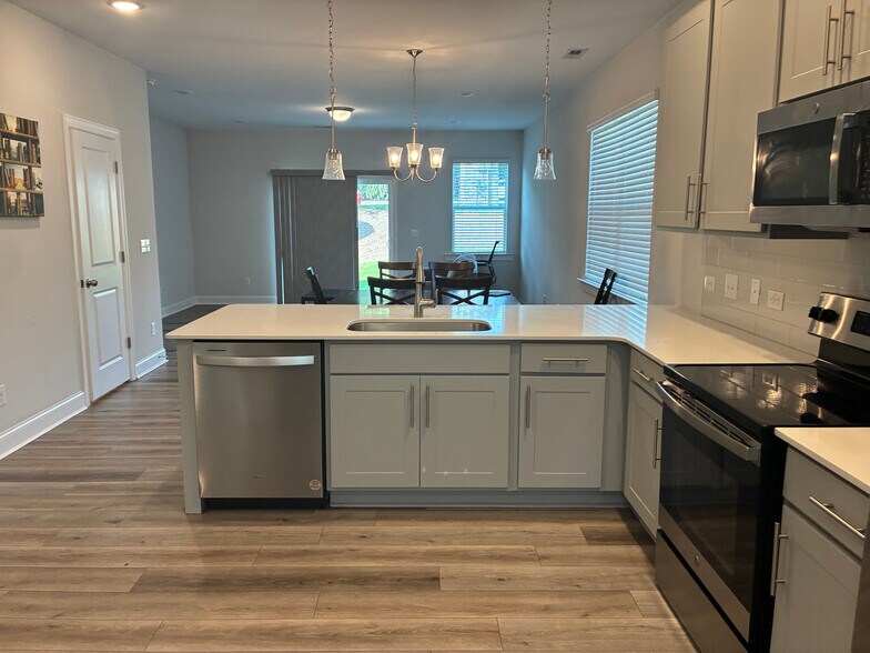 Building Photo - Room in Townhome on Old Grove Ln