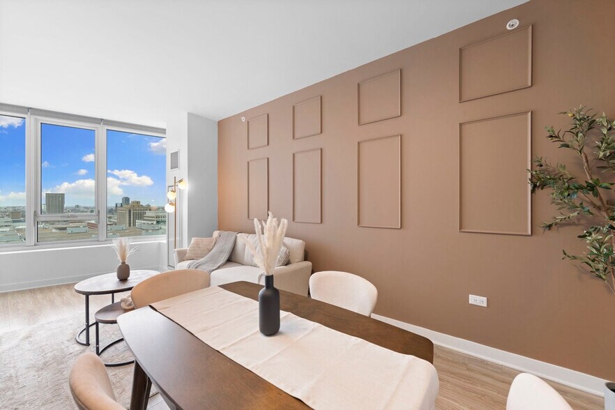 Building Photo - 720 S Wells St