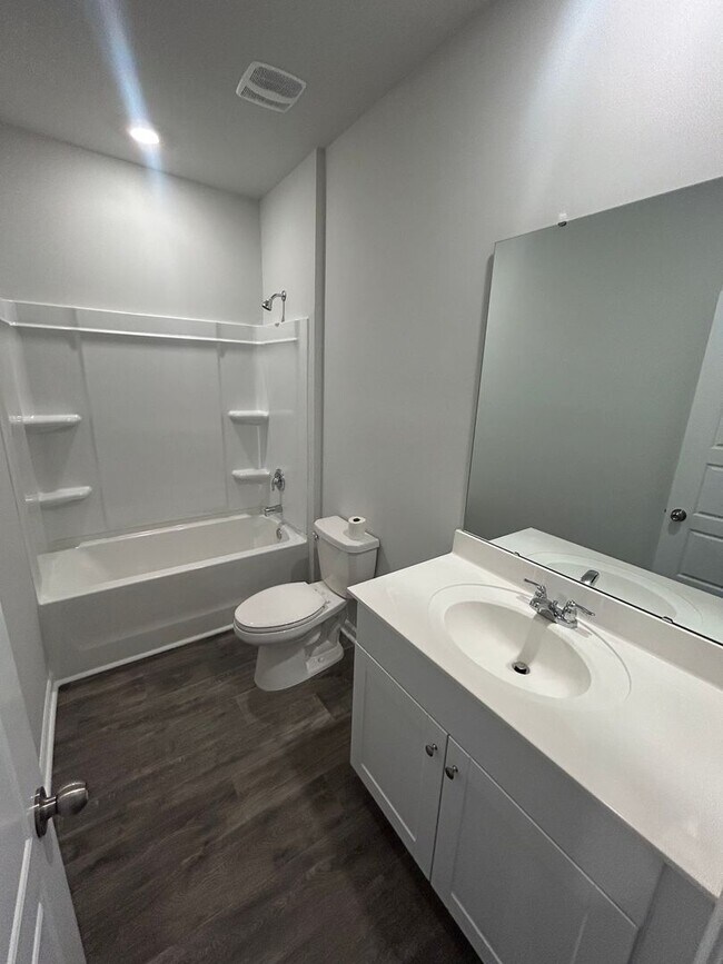 Building Photo - Field View 4BD/ 2BA
