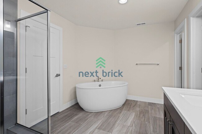 Building Photo - 5 BED & 2.5 BATH SINGLE FAMILY HOUSE FOR RENT