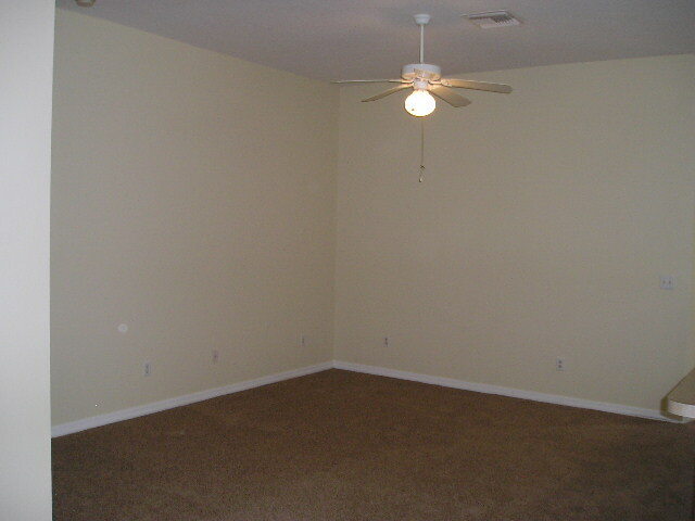 Building Photo - CENTRALLY LOCATED!